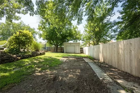Exterior - 404 S Sunset Ln, Raymore, MO 64083 photo 18 of 21