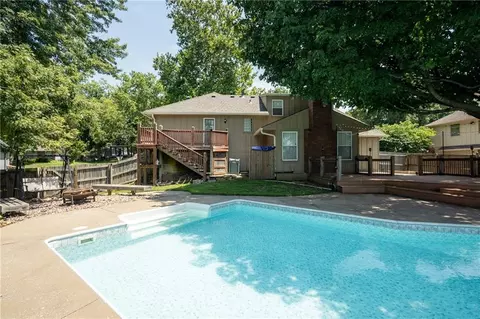 Exterior - 404 S Sunset Ln, Raymore, MO 64083 photo 16 of 21