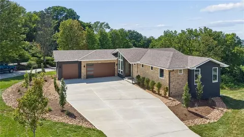 5870 Chateau Ct, Parkville, MO 64152