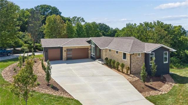 5870 Chateau Ct, Parkville, MO 64152