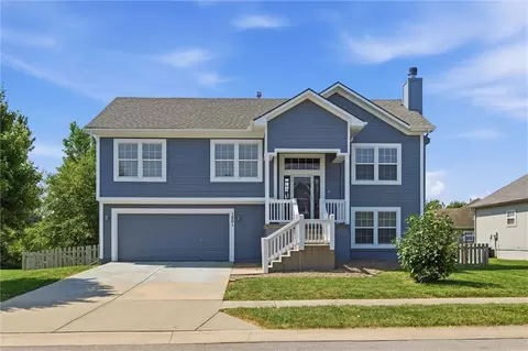 1501 N 6th St, Louisburg, KS 66053