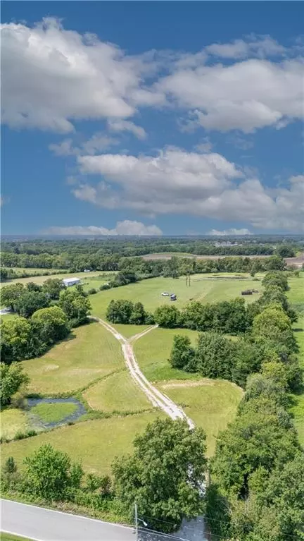 3850 SE Doc Henry Rd, Lees Summit, MO 64082 photo 3