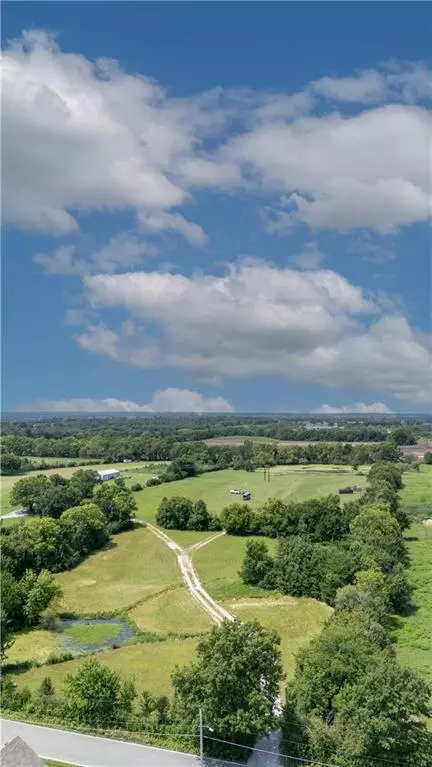 3850 SE Doc Henry Rd, Lees Summit, MO 64082 photo 2