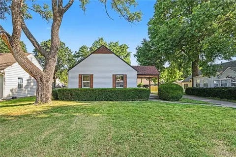 5016 W 51st St, Roeland Park, KS 66205