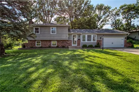 8938 Knox Ln, Overland Park, KS 66212