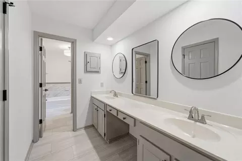 Bath - 8009 Hallet St, Lenexa, KS 66215 photo 2 of 5