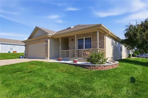 616 Twilight Dr, Raymore, MO 64083 photo 2