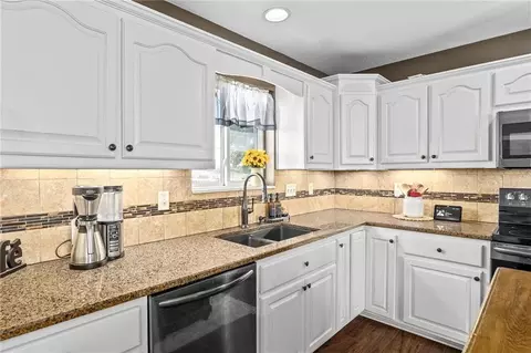 Kitchen - 714 Harris Ln, Cameron, MO 64429 photo 3 of 3
