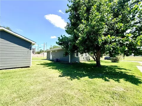 Exterior - 1402 W Walnut St, Nevada, MO 64772 photo 4 of 7