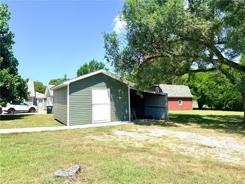 Exterior - 1402 W Walnut St, Nevada, MO 64772 photo 7 of 7