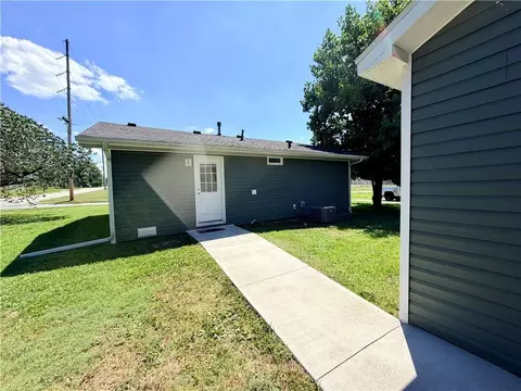 Exterior - 1402 W Walnut St, Nevada, MO 64772 photo 2 of 7