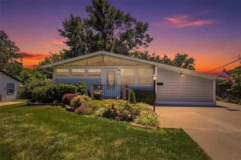 813 W Sheridan St, Olathe, KS 66061