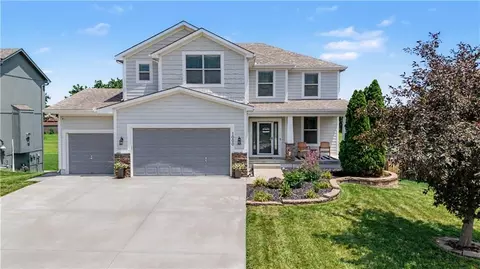 1000 Bellflower Ln, Greenwood, MO 64034