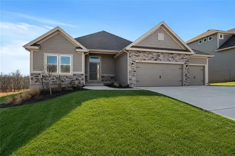 6929 NE 102nd St, Kansas City, MO 64156