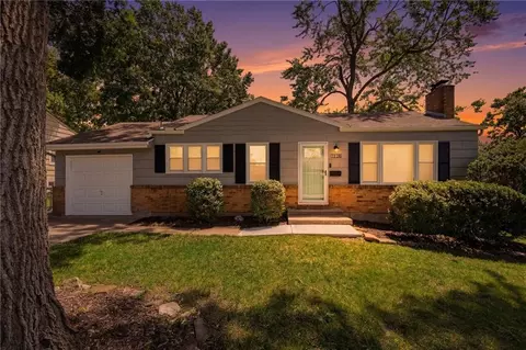 7423 Glenwood Ln, Overland Park, KS 66204