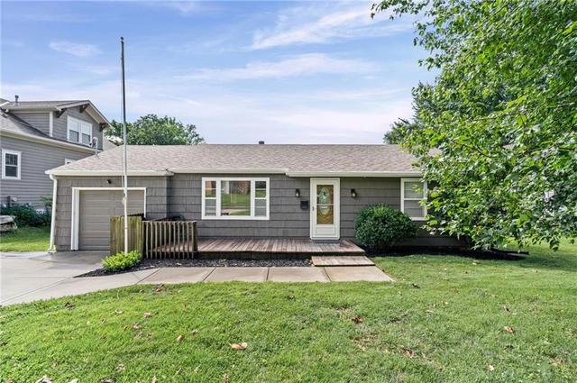 8123 Valley View Dr, Overland Park, KS 66204