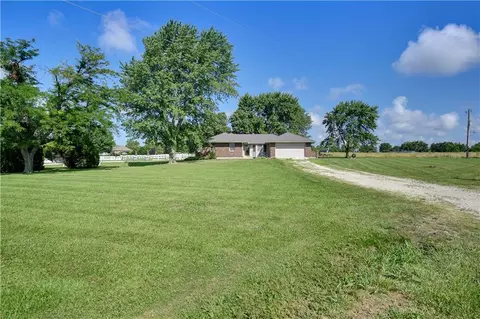 22284 Rosewood St, Bucyrus, KS 66013