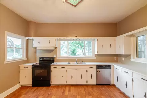 Kitchen - 900 S 5th St, Atchison, KS 66002 photo 3 of 4