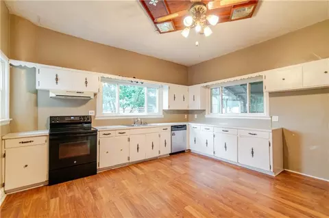 Kitchen - 900 S 5th St, Atchison, KS 66002 photo 4 of 4