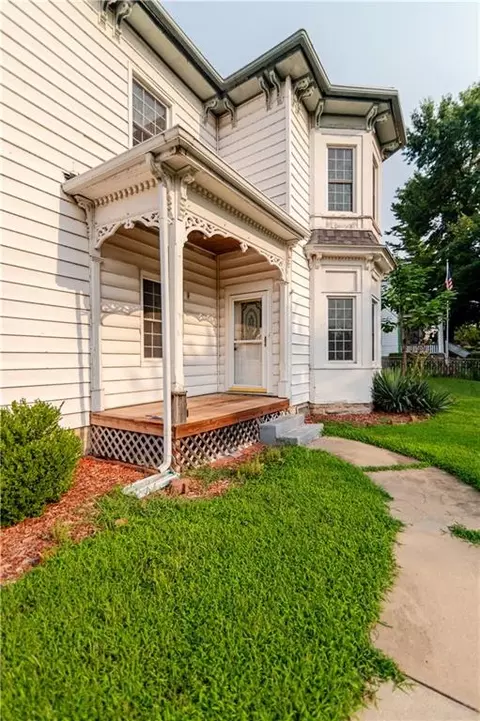 Exterior - 900 S 5th St, Atchison, KS 66002 photo 4 of 14