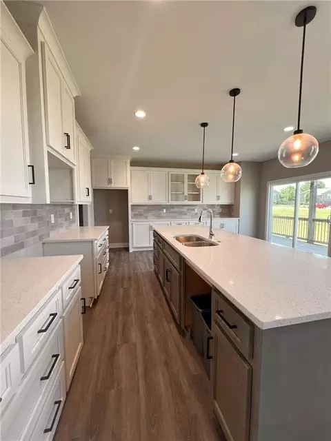 1114 SW Crabtree Cir, Oak Grove, MO 64075