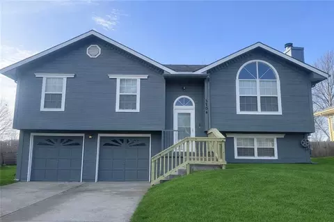 3704 NW Hidden Pointe Dr, Blue Springs, MO 64015