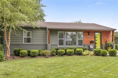 4631 W 61st St, Fairway, KS 66205