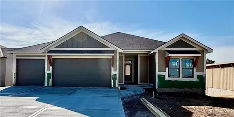 13775 NW 70th St, Parkville, MO 64152