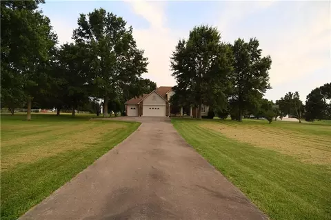 19301 E 215th St, Harrisonville, MO 64701