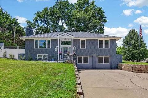 3204 SW Shadow Brook Dr, Blue Springs, MO 64015