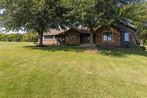 Exterior - 17618 S Emerald View Dr, Raymore, MO 64083 photo 2 of 9