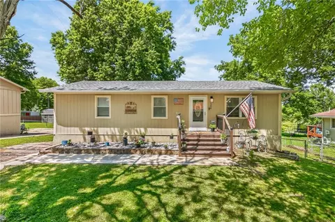 504 SE 19th St, Oak Grove, MO 64075