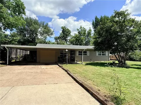 2705 S 52nd St, Kansas City, KS 66106