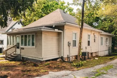 Exterior - 1420 W Walnut Ave, Independence, MO 64050 photo 3 of 7