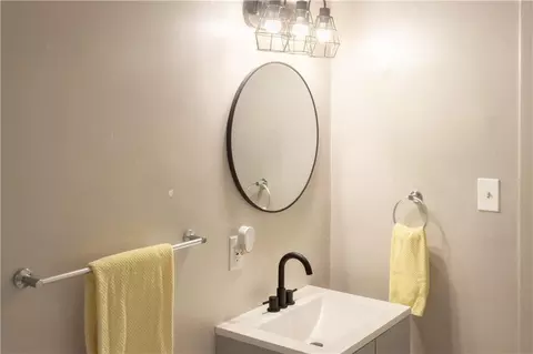 Bath - 1420 W Walnut Ave, Independence, MO 64050 photo 2 of 2