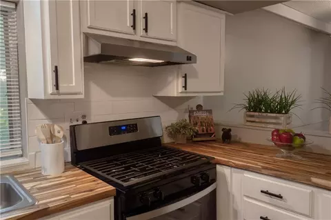 Kitchen - 1420 W Walnut Ave, Independence, MO 64050 photo 3 of 4