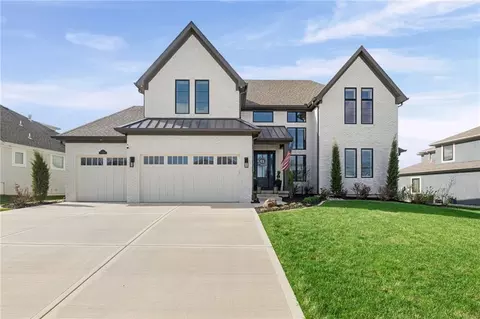 10126 N Kansas Ct, Kansas City, MO 64155