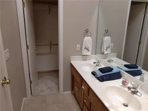 Bath - 114 E Calico Dr, Raymore, MO 64083 photo 1 of 4
