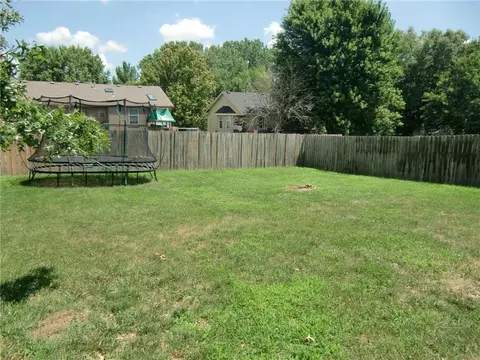 Exterior - 114 E Calico Dr, Raymore, MO 64083 photo 5 of 8