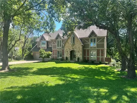 15819 Overbrook Ln, Overland Park, KS 66224