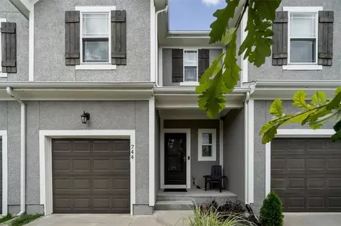 744 W Shawnee Ct, Gardner, KS 66030