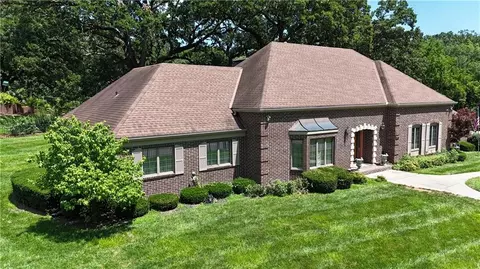 2601 Indian Trail Dr, Saint Joseph, MO 64506