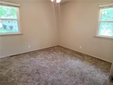 Bedroom - 3219 S Vest Ave, Independence, MO 64055 photo 4 of 6
