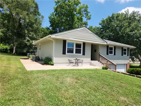 Exterior - 3219 S Vest Ave, Independence, MO 64055 photo 3 of 5