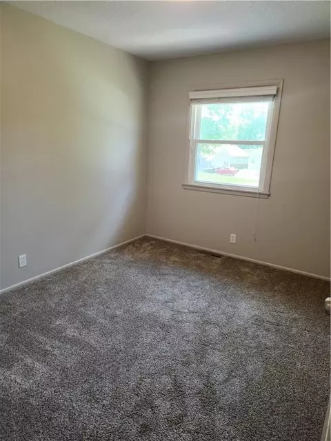 Bedroom - 3219 S Vest Ave, Independence, MO 64055 photo 5 of 6