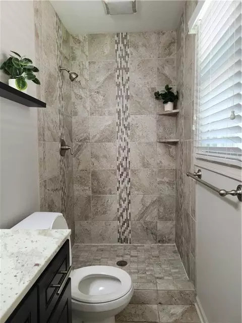 Bath - 3219 S Vest Ave, Independence, MO 64055 photo 2 of 4