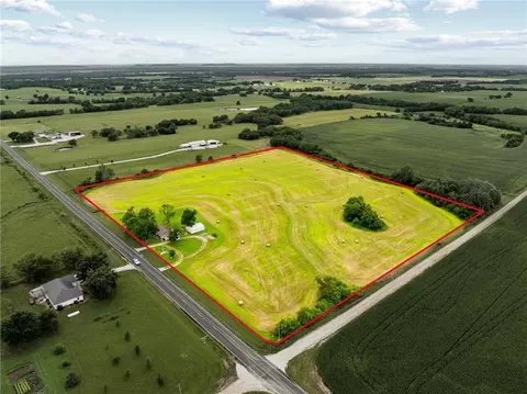 9012 NW State Route 52 Hwy, Amoret, MO 64722