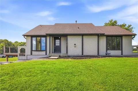 16101 Cantrell Rd, Bonner Springs, KS 66012