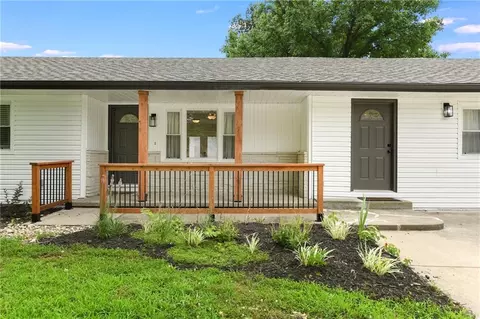 11 Crestview Dr, Paola, KS 66071
