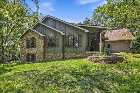 9000 Oak Country Ln, De Soto, KS 66018